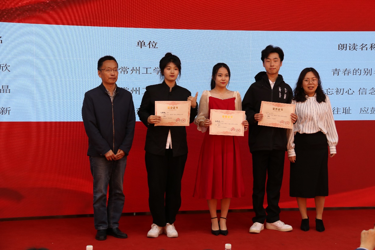 一群男人和女人站在一起描述已自动生成